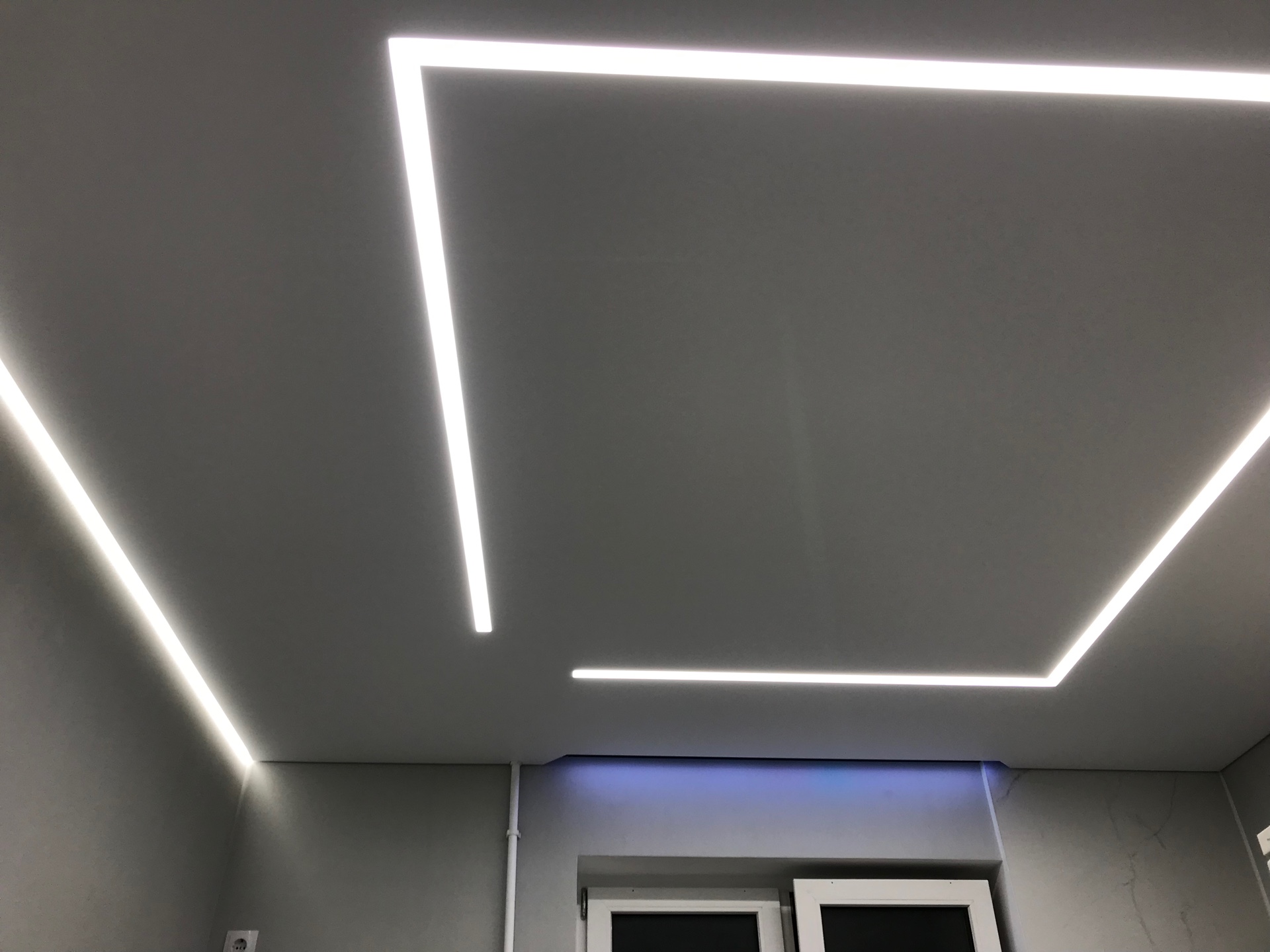 Потолок на кухне световые линии